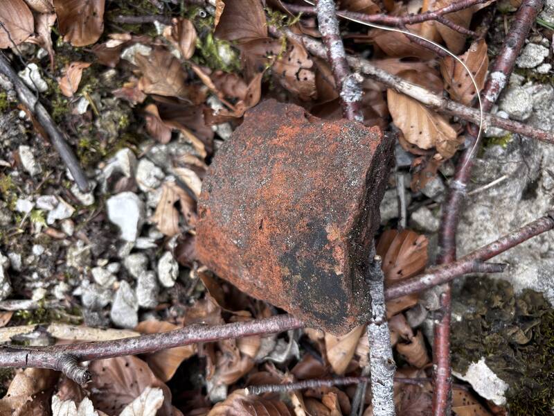Fragment eines Hohlziegels der Burg Ringelstein. Dieser und weitere Funde weisen auf eine feste Dacheindeckung des Wohnturms hin.